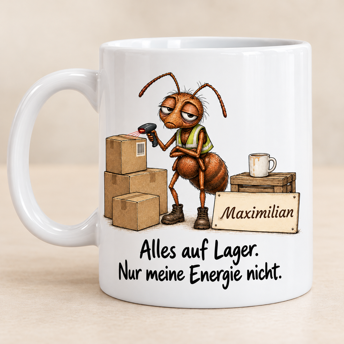 Lager: weiße Tasse mit Ameise-Berufsmotiv, Spruch und Beispielname Maximilian – bedruckte Rückseite