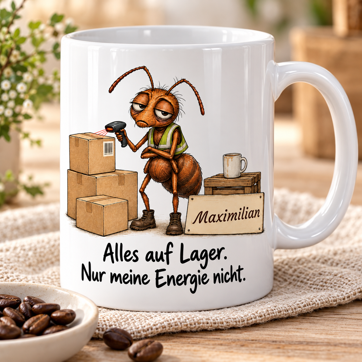 Lager: weiße Tasse mit Ameise-Berufsmotiv, Spruch und Beispielname Maximilian – Schrägansicht