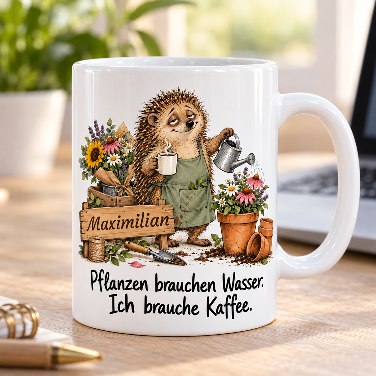 Gärtnerei: weiße Tasse mit Igel-Berufsmotiv, Spruch und Beispielname Maximilian – Alltagsszene