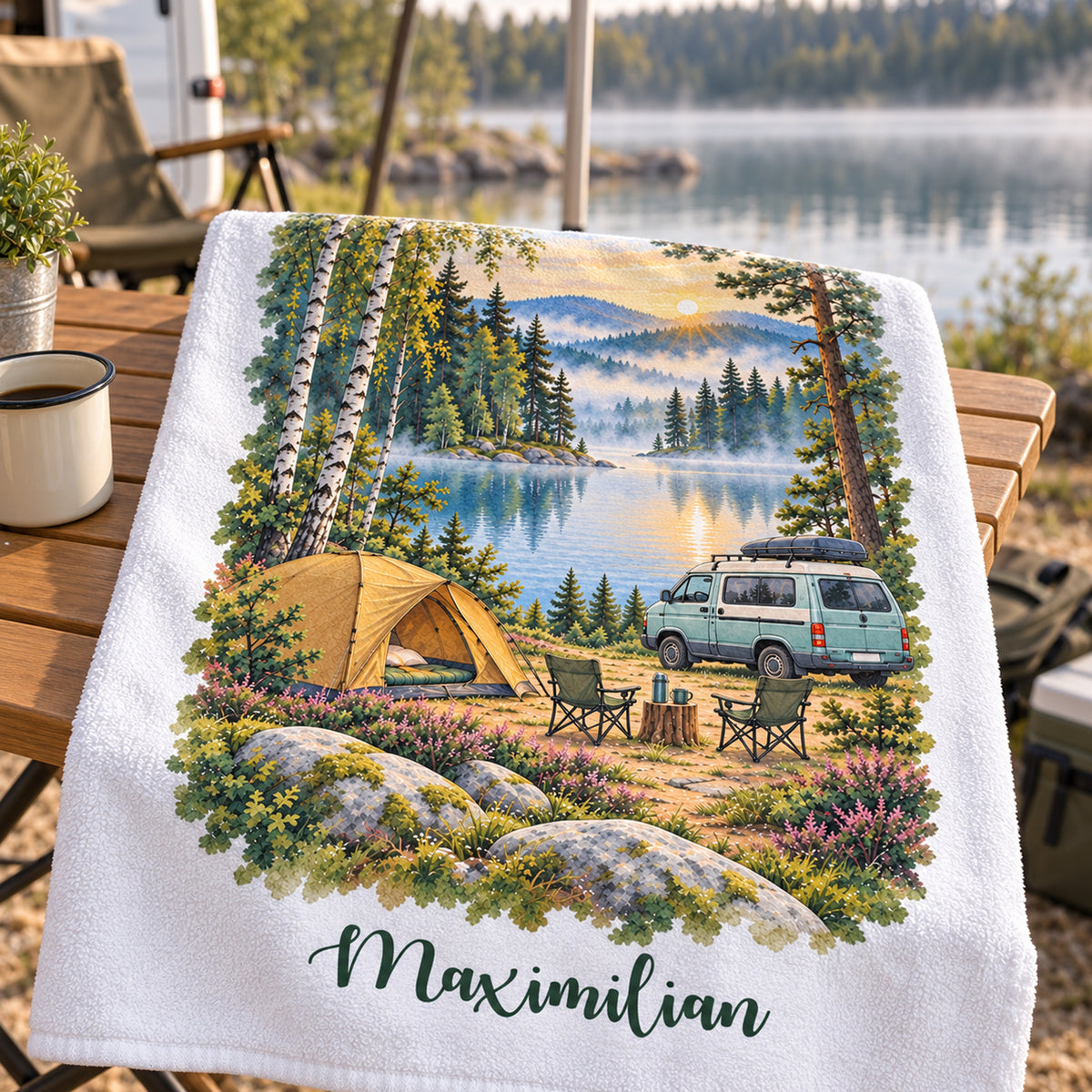 Camping-Handtuch Morgennebel am Waldsee mit Wunschname – Ansicht 3