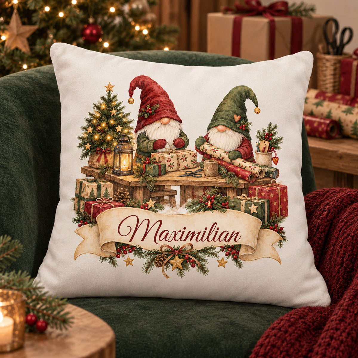 Personalisierter Weihnachtskissenbezug Wichtelwerkstatt mit Beispielname Maximilian – seitliche Vorderansicht