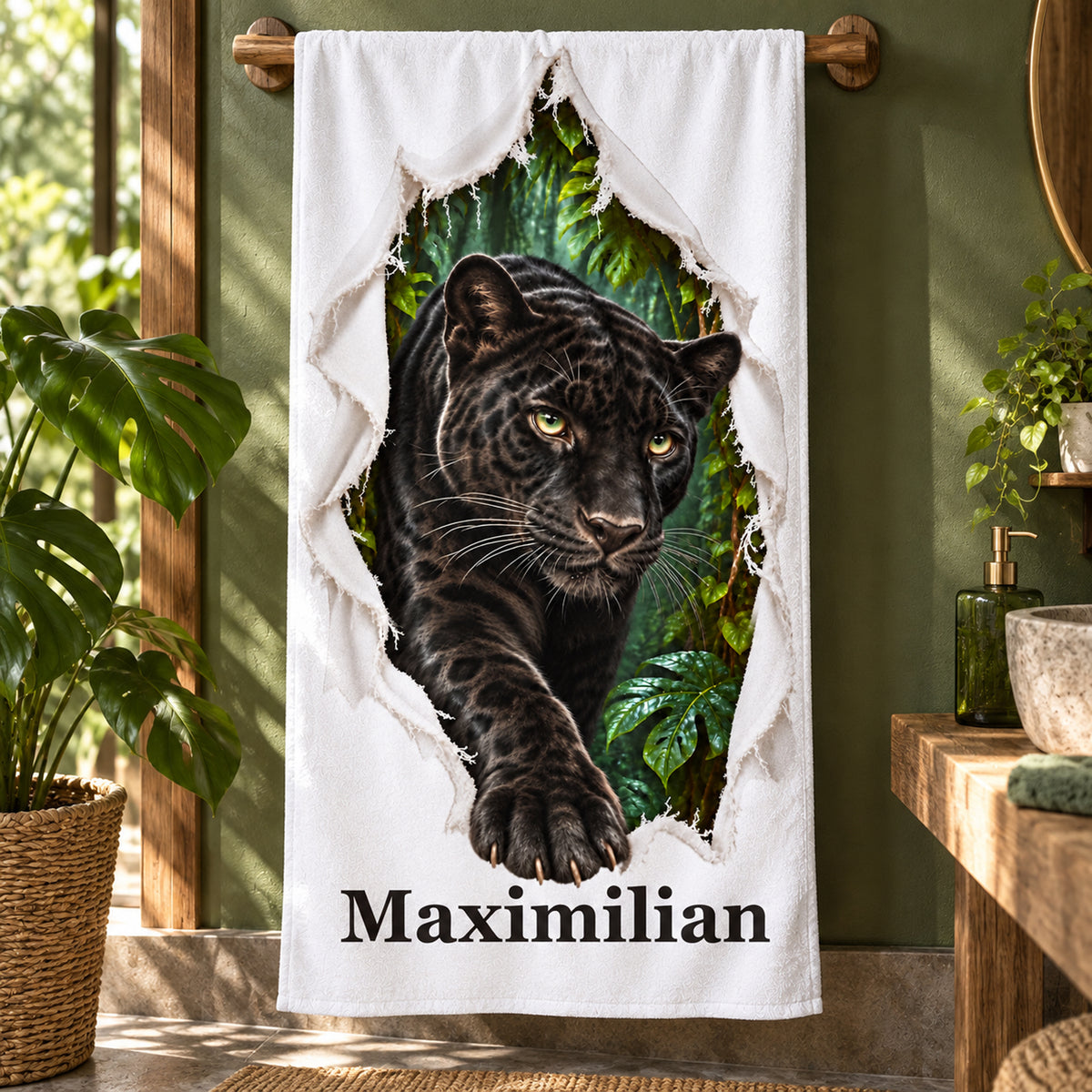 Panther-Handtuch mit Wunschname in einer zweiten Badansicht mit passender Naturdekoration