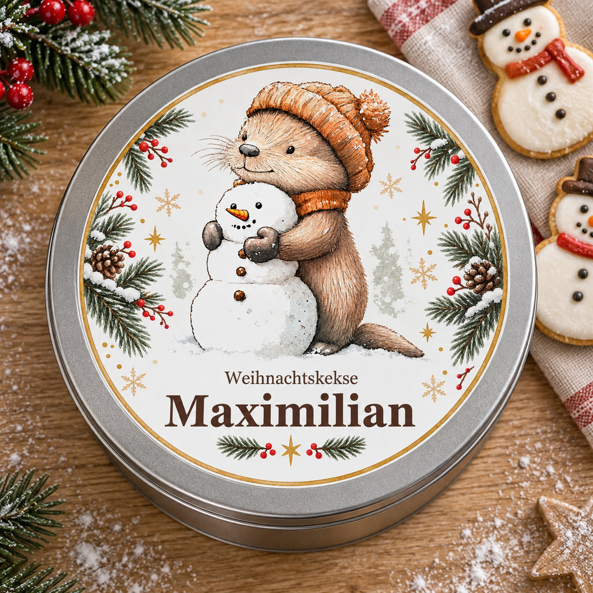 Keksdose Weihnachten, Otter mit Schneemann, mit Wunschname von oben auf Backtisch mit Schneemannkeksen