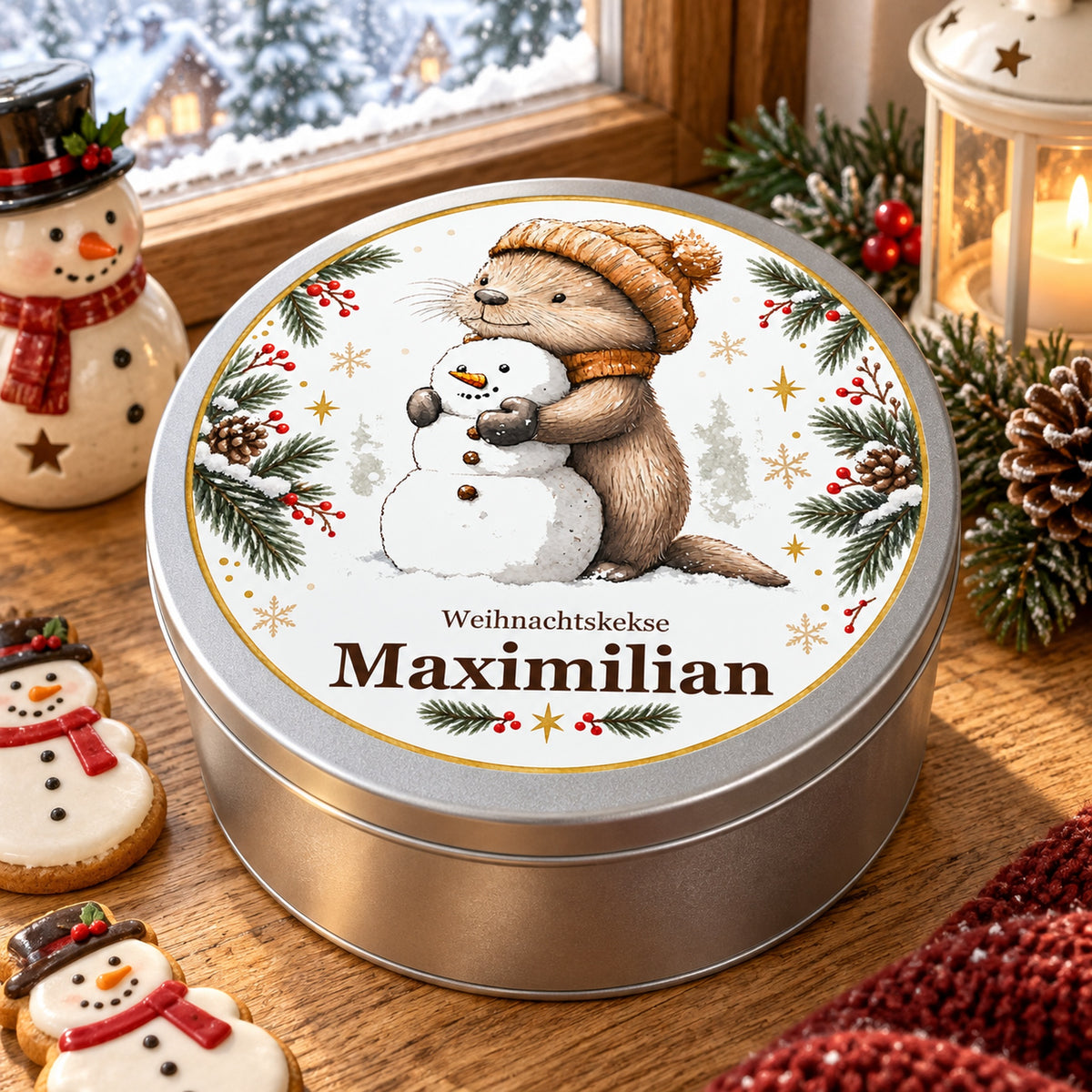 Keksdose Weihnachten, Otter mit Schneemann, mit Wunschname am Winterfenster neben Schneemanndekoration