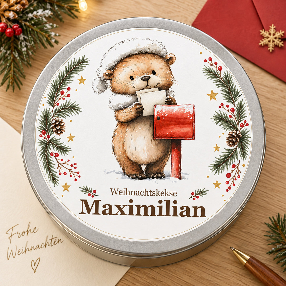 Keksdose Weihnachten, Otter mit Weihnachtspost, mit Wunschname von oben neben rotem Umschlag und Füller