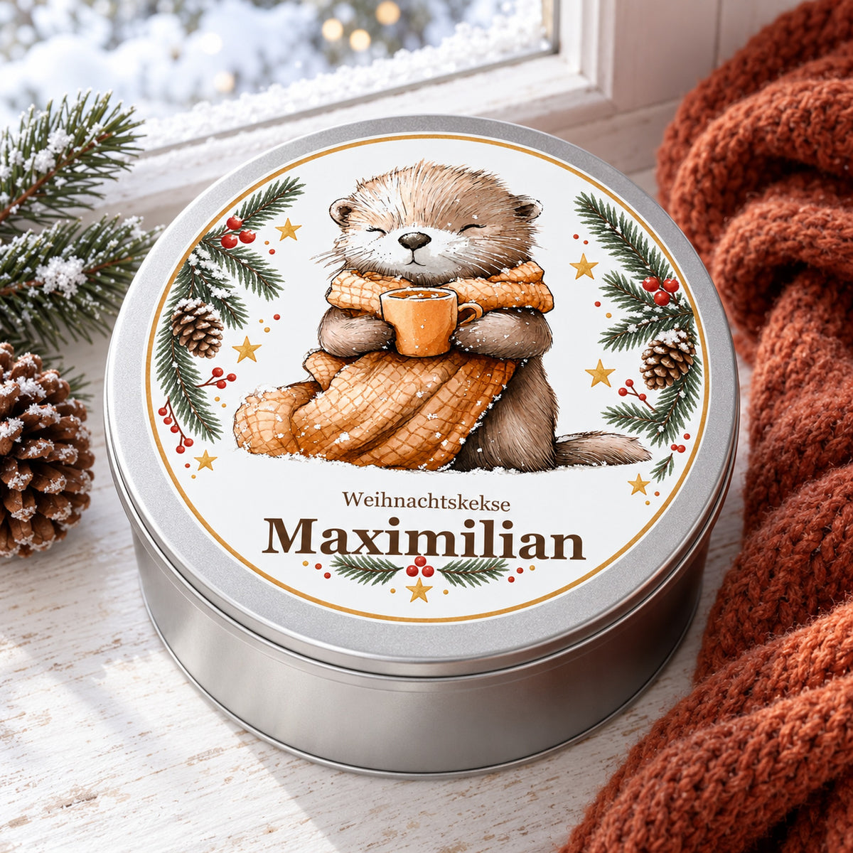 Keksdose Weihnachten, Otter mit Kuschelschal, mit Wunschname schräg auf einer Winterfensterbank
