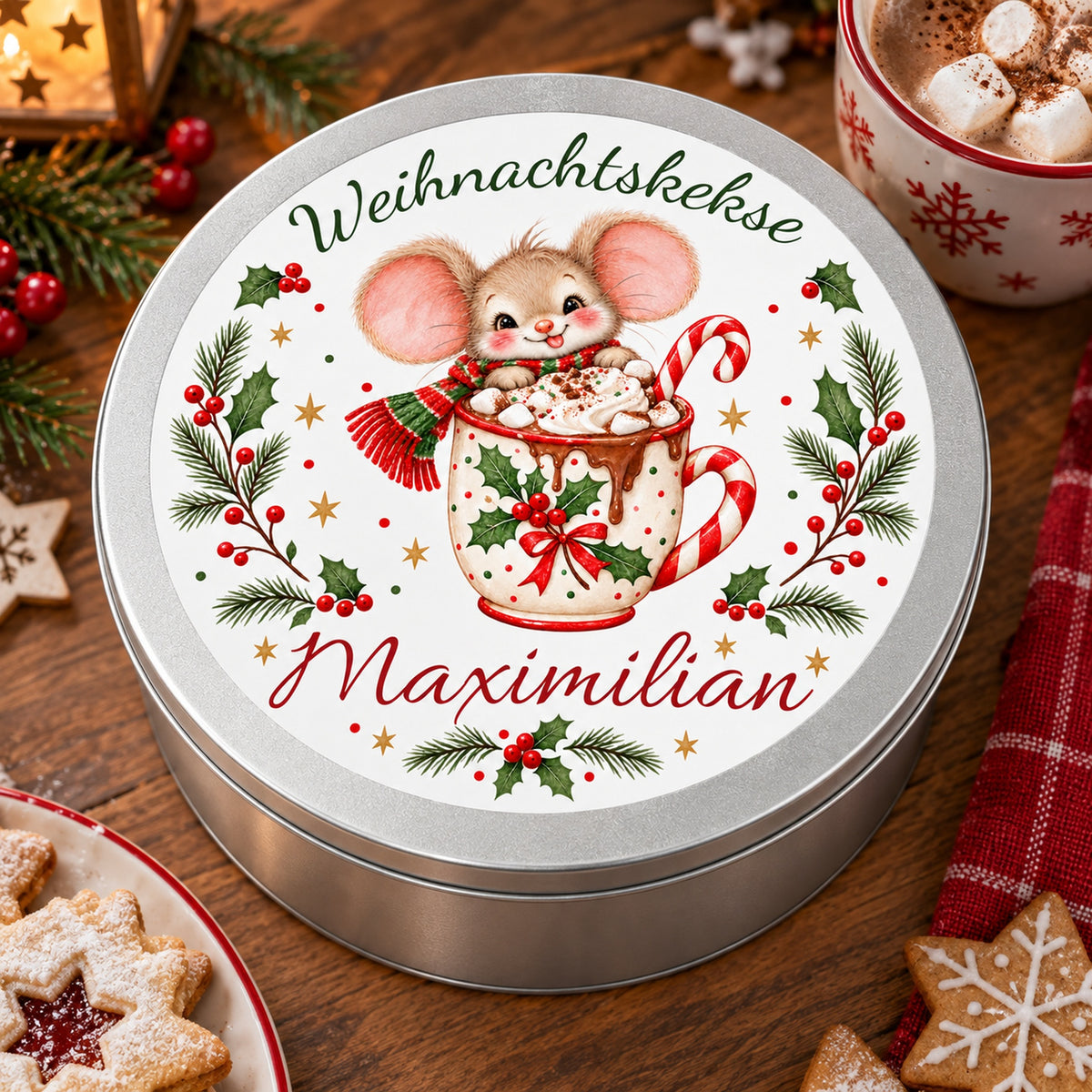 Keksdose Weihnachtsmaus Kakaotasse mit Wunschname in weihnachtlicher Umgebung