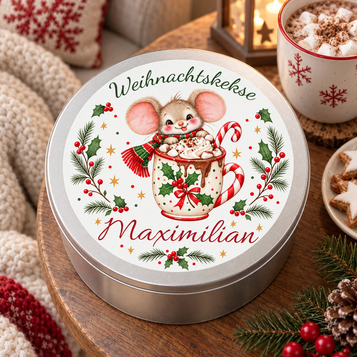 Keksdose Weihnachtsmaus Kakaotasse mit Wunschname in einer weihnachtlichen Wohnszene