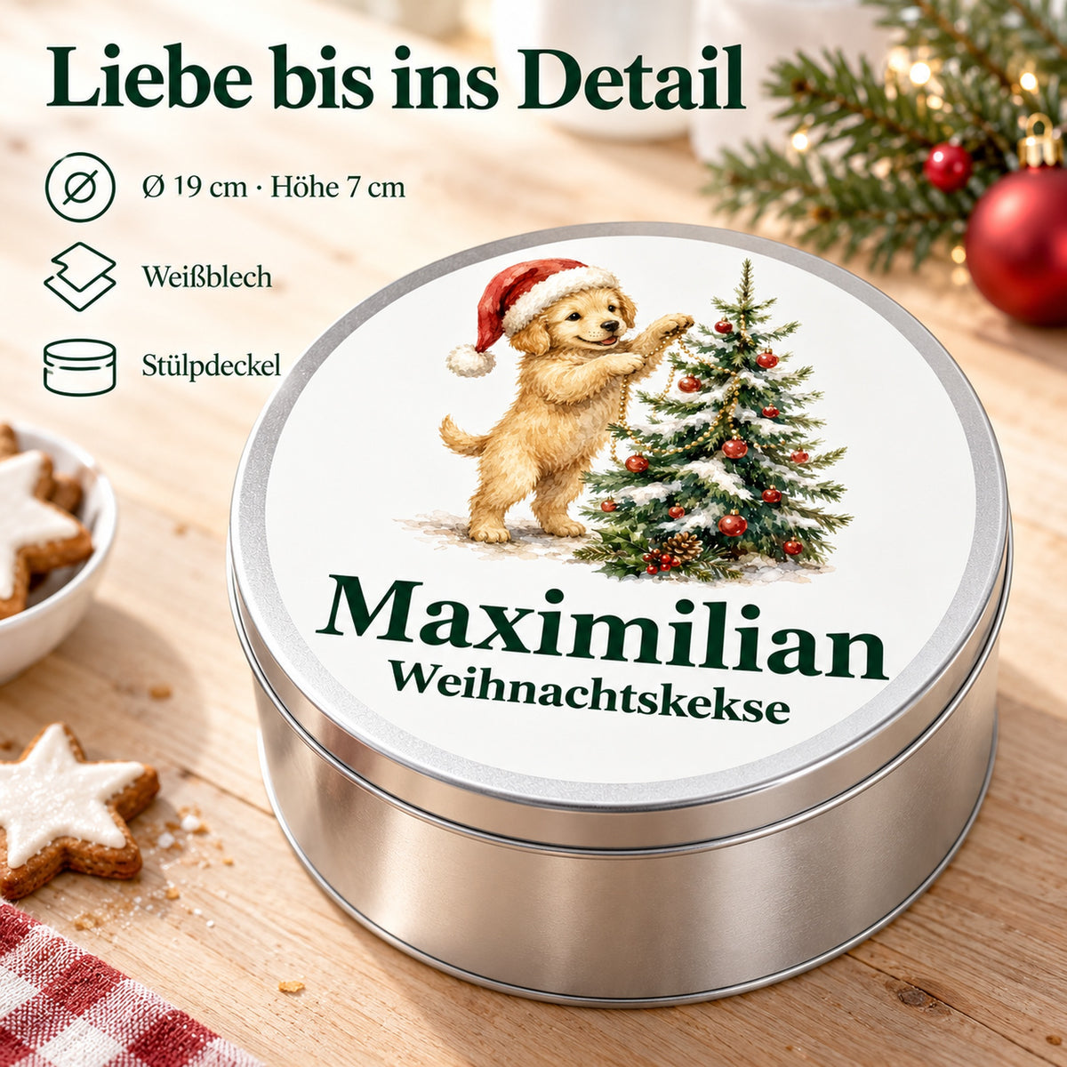 Maße und Material einer runden Keksdose mit Hund am Weihnachtsbaum und Wunschname. Durchmesser 19 cm, Höhe 7 cm, Weißblech und Stülpdeckel.