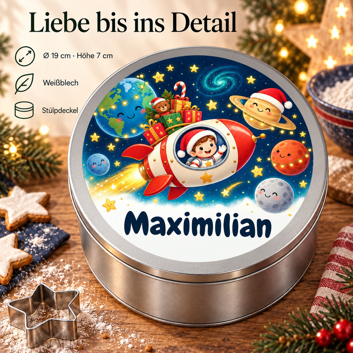 Runde personalisierte Keksdose mit Weltall-Motiv und Wunschname, mit Angaben zu 19 cm Durchmesser, 7 cm Höhe, Weißblech und Stülpdeckel.