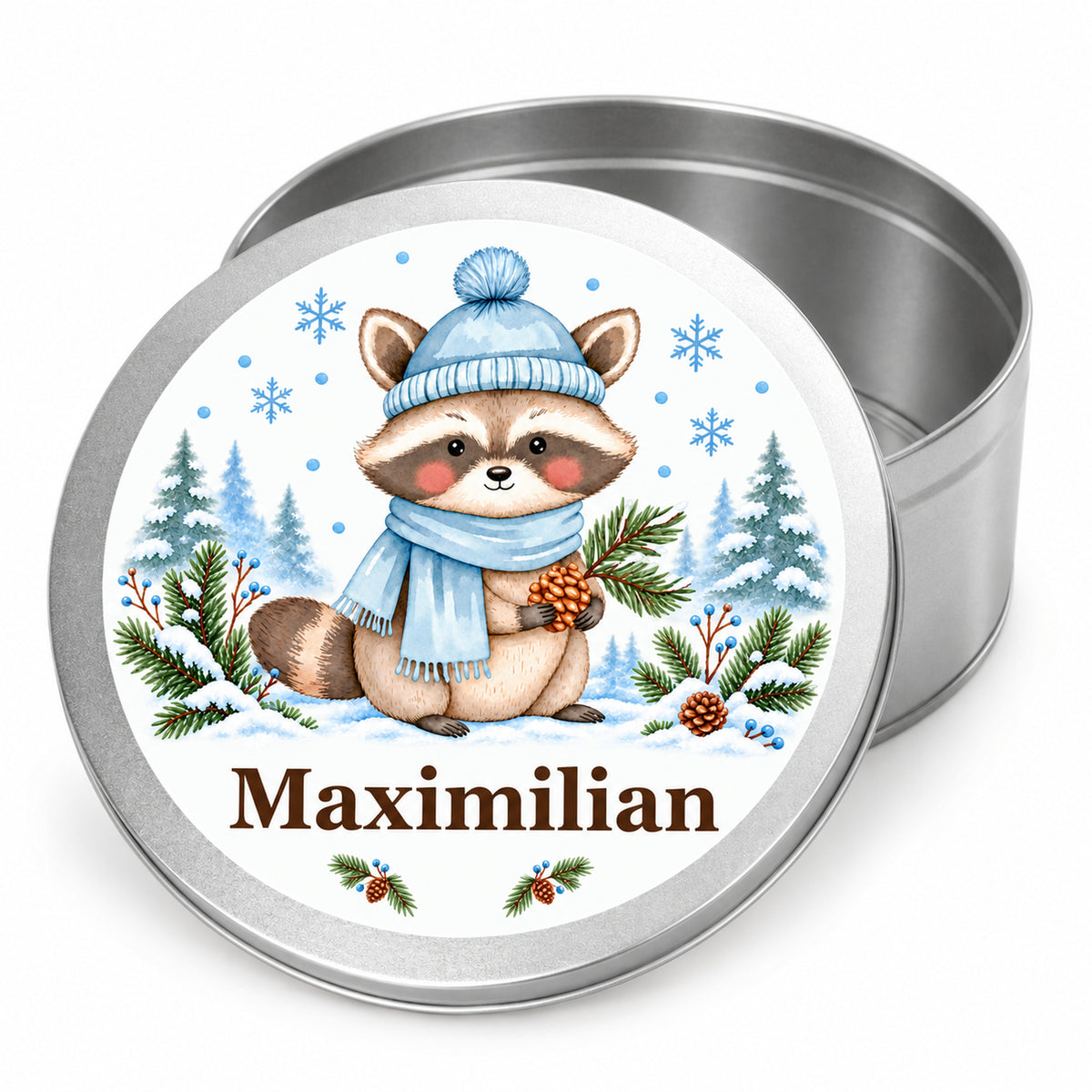 Offene Keksdose mit Waschbär und Wunschname auf dem davor aufgestellten Deckel, auf weißem Hintergrund