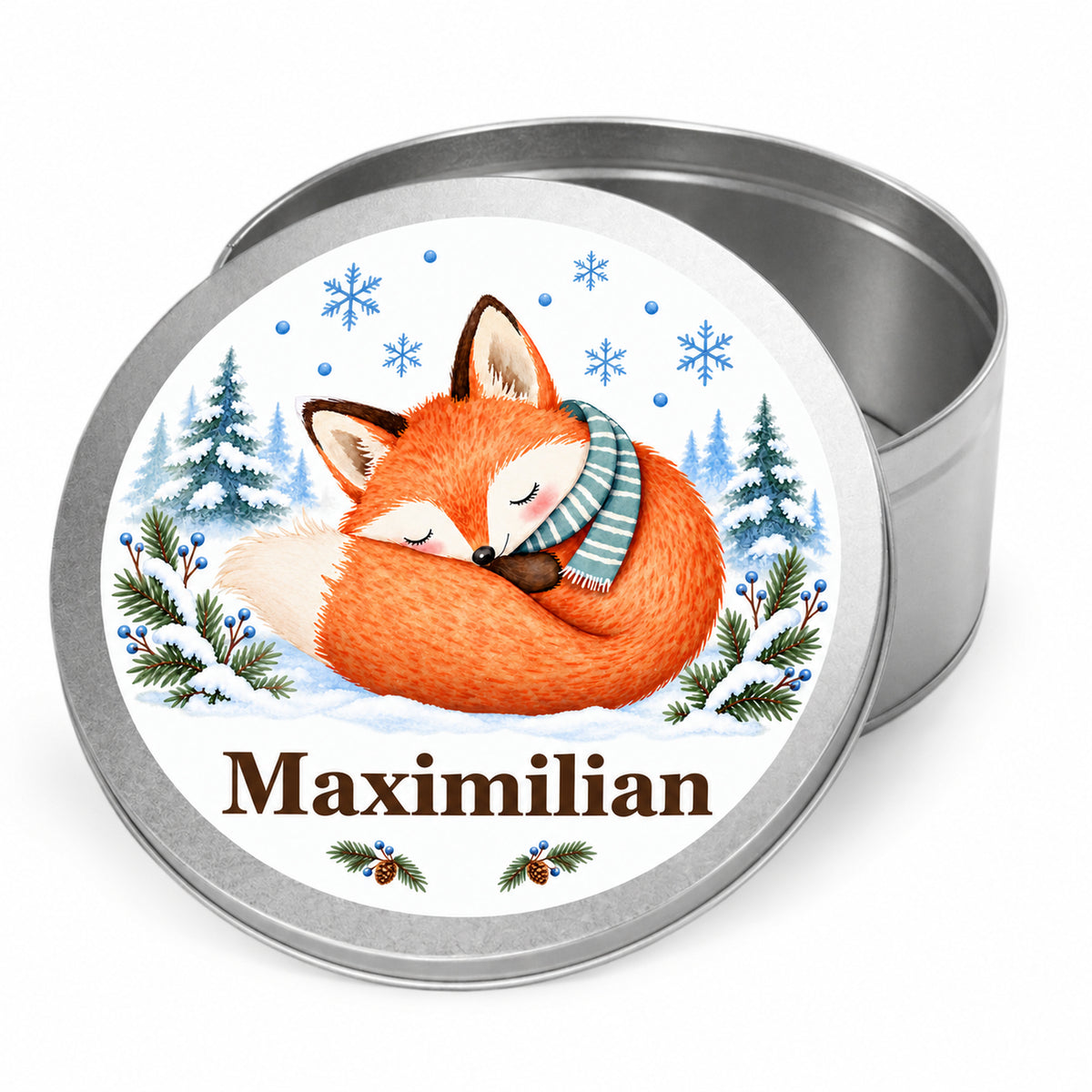 Offene Keksdose mit schlafendem Fuchs und Wunschname auf dem davor aufgestellten Deckel, auf weißem Hintergrund