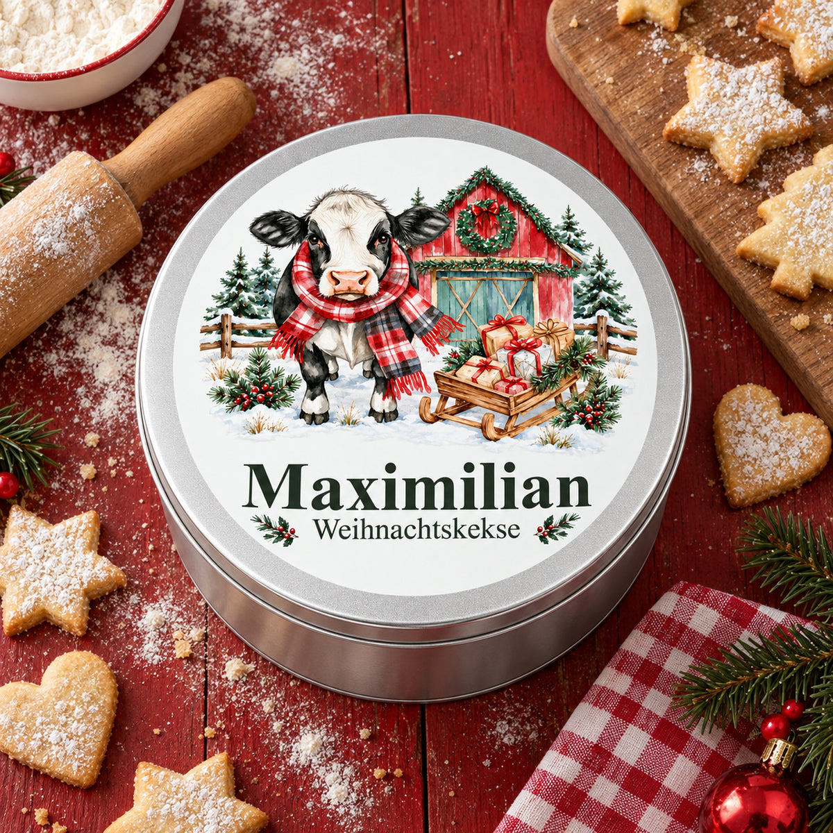 Plätzchendose mit Wunschname und Kuh im Weihnachtsstall zwischen Weihnachtsgebäck und Backzutaten