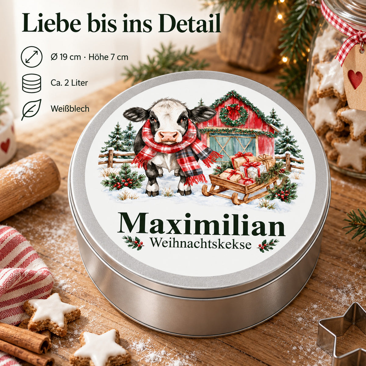 Personalisierte Weihnachtsdose mit Kuh im Weihnachtsstall und Angaben zu Größe, Volumen und Material