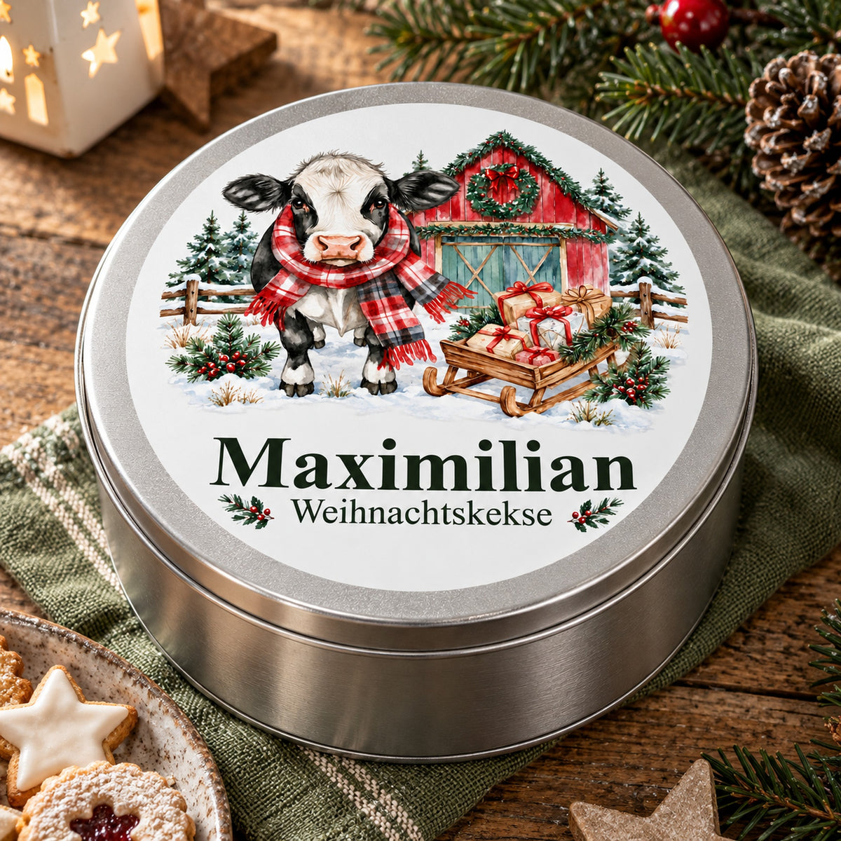 Nahansicht des bedruckten Deckels der Keksdose mit Kuh im Weihnachtsstall und Wunschname