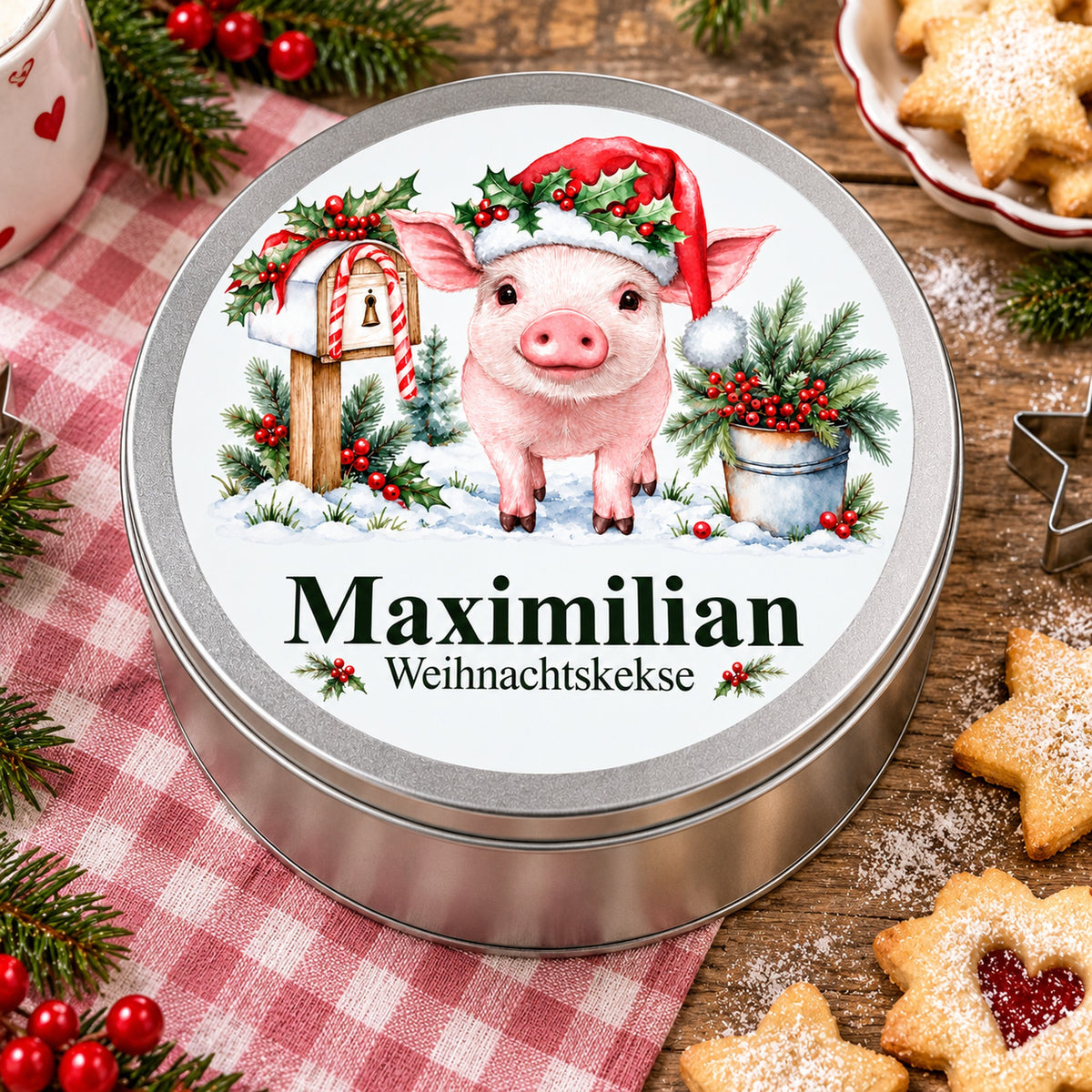 Plätzchendose mit Wunschname und Schweinchen und Weihnachtspost zwischen Weihnachtsgebäck und Backzutaten