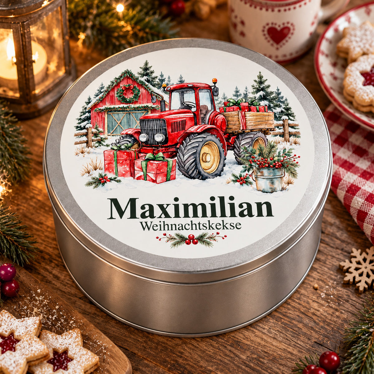 Keksdose mit Wunschname und Traktor mit Weihnachtsgeschenken zwischen Plätzchen und weihnachtlicher Dekoration