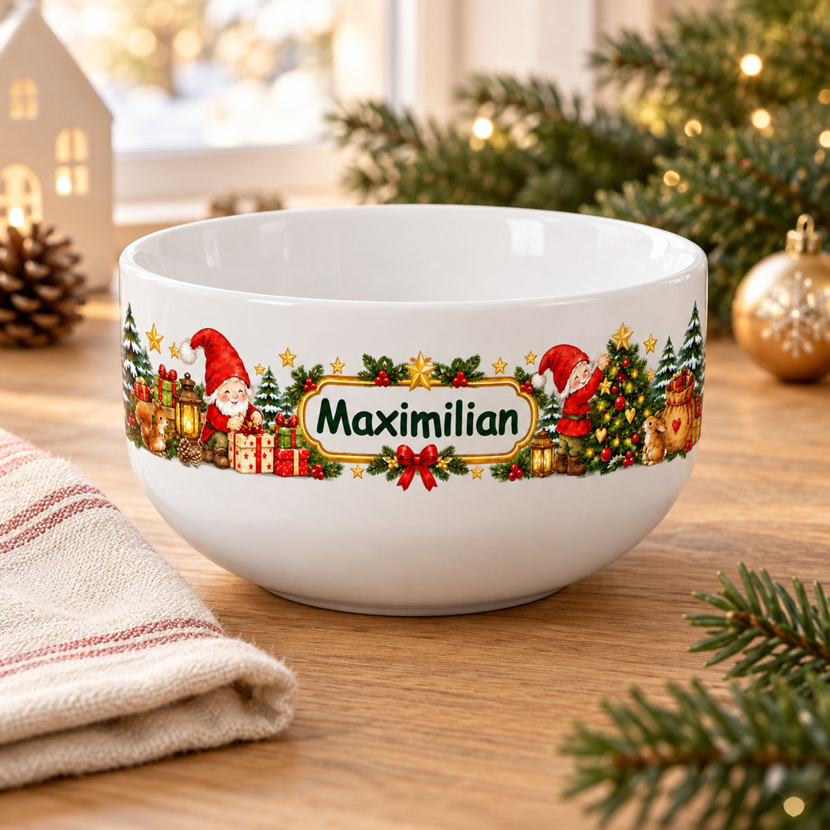 Weiße personalisierte Keramik-Müslischale mit Wichtel-Weihnachtsmotiv auf einem weihnachtlich dekorierten Frühstückstisch.
