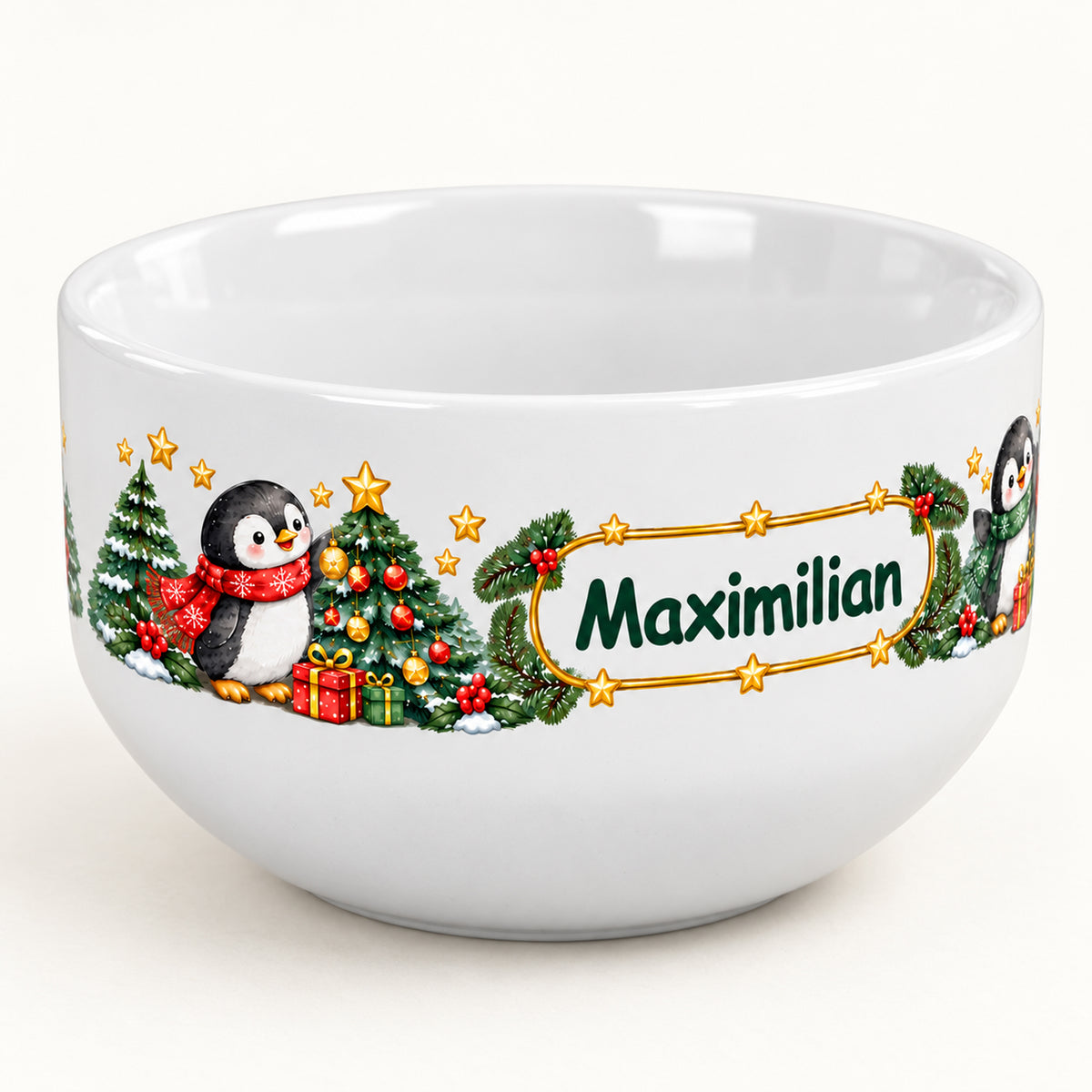 Weiße personalisierte Keramik-Müslischale mit Pinguine-Weihnachtsmotiv mit Ansicht des linken Motivbereichs.