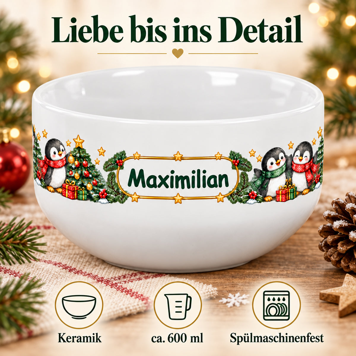 Weiße personalisierte Keramik-Müslischale mit Pinguine-Weihnachtsmotiv mit den drei Produktlabels „Keramik“, „ca. 600 ml“ und „Spülmaschinenfest“.