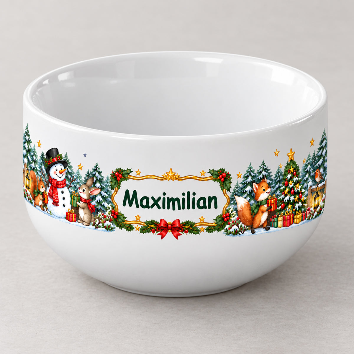 Weiße personalisierte Keramik-Müslischale mit Schneemann-Weihnachtsmotiv in rechter Dreiviertelansicht mit sichtbarer Schalenform.