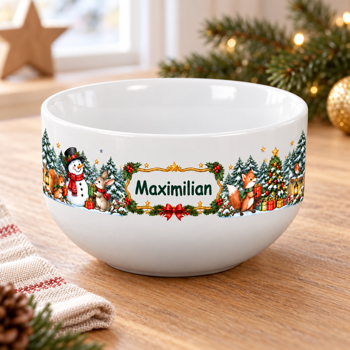 Weiße personalisierte Keramik-Müslischale mit Schneemann-Weihnachtsmotiv auf einem weihnachtlich dekorierten Frühstückstisch.