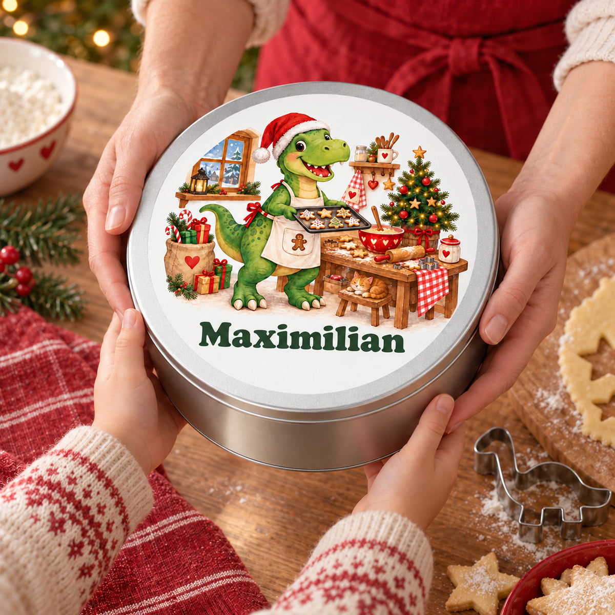 Personalisierte Weihnachtsdino-Keksdose – Weihnachtsbäcker, dose in händen zur größenorientierung