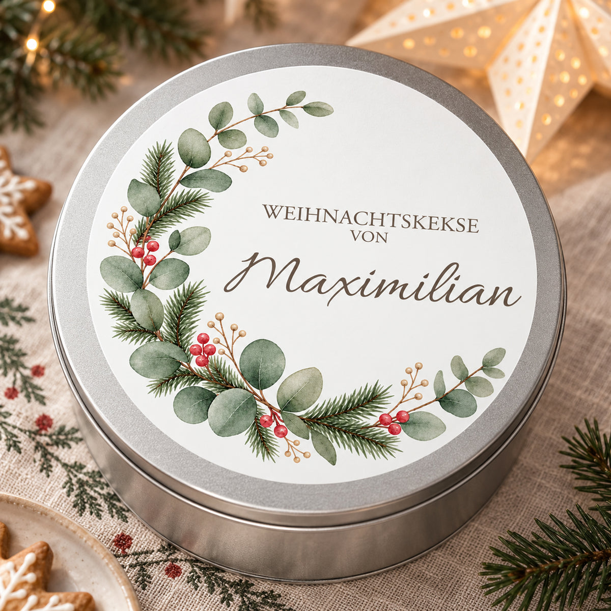 Personalisierte Keksdose mit Eukalyptus & Tanne und dem Namen Maximilian in Nahansicht.