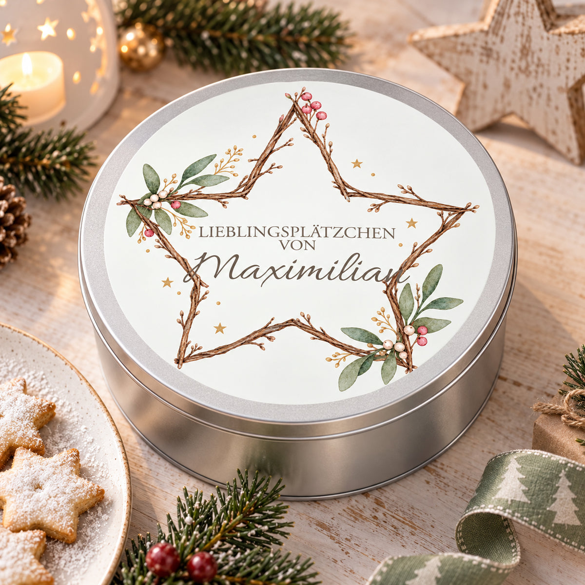 Keksdose mit Zweigstern-Motiv als Weihnachtsgeschenk neben Plätzchen und festlicher Dekoration