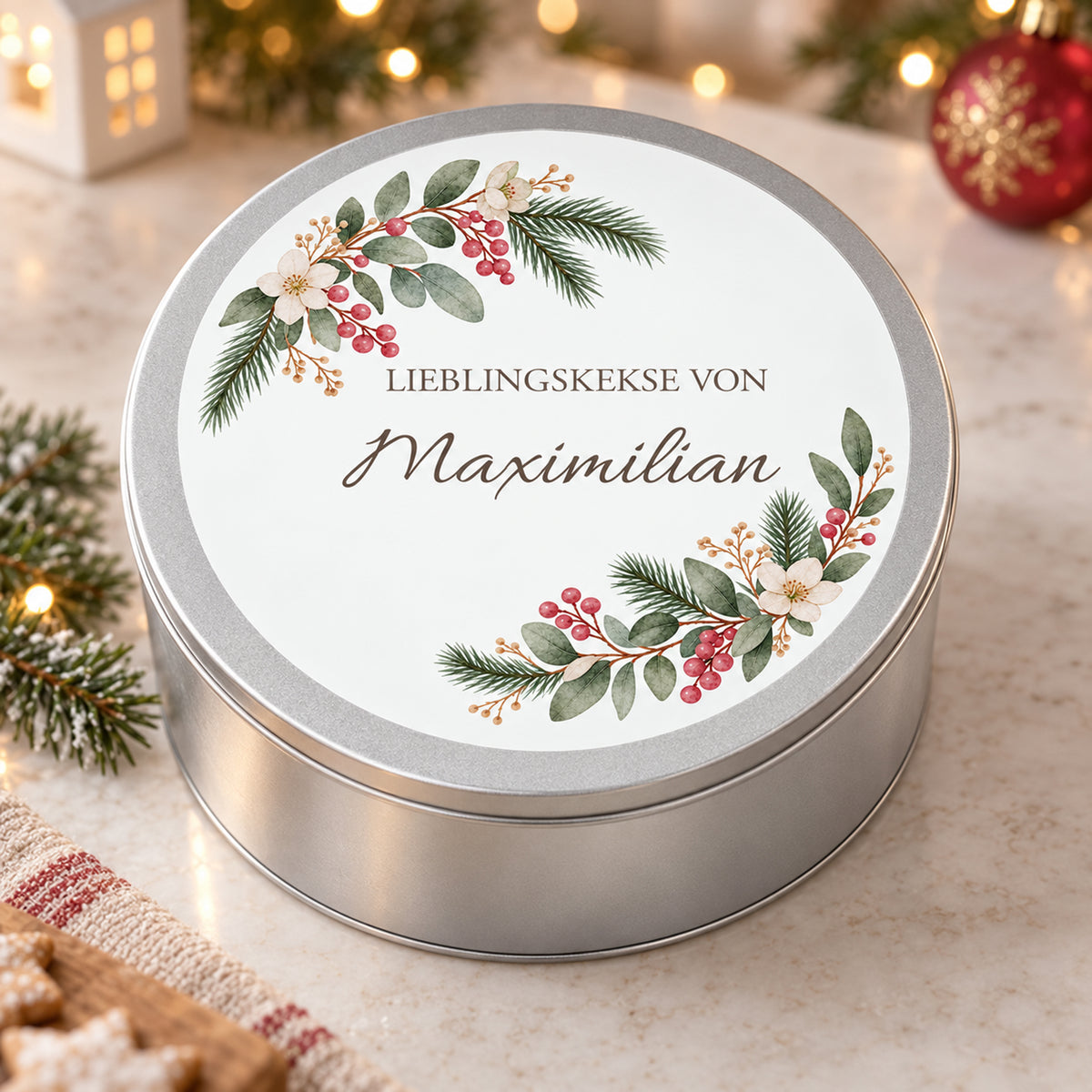 Geschlossene Keksdose mit Winterbeeren-Motiv in schräger Ansicht