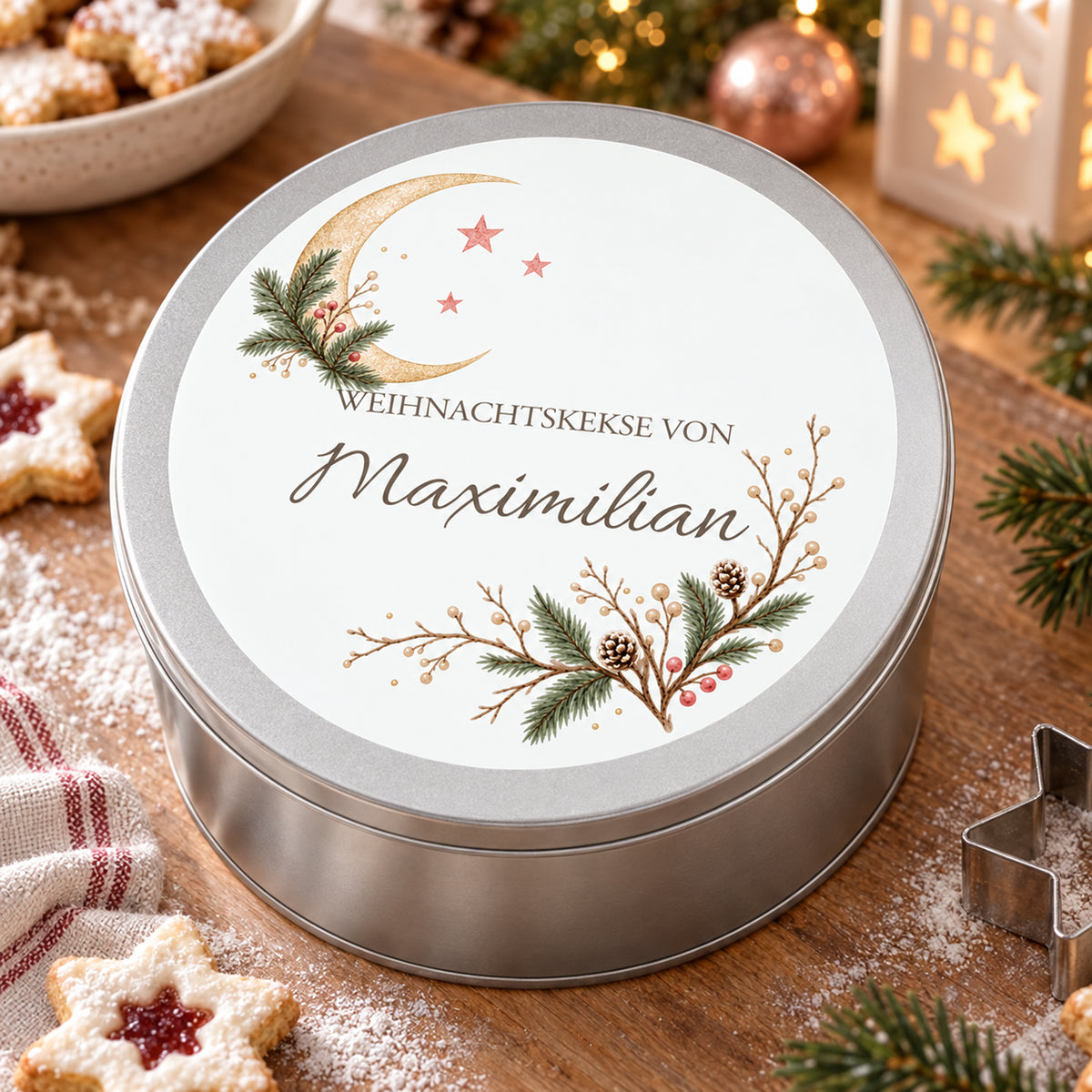 Geschlossene Keksdose mit Mond & Tannenspitzen-Motiv in schräger Ansicht