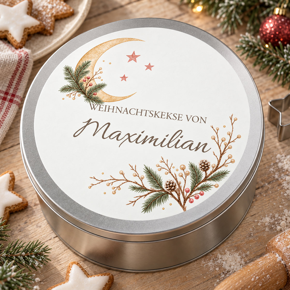 Personalisierte Keksdose mit Mond & Tannenspitzen und dem Namen Maximilian in Nahansicht.