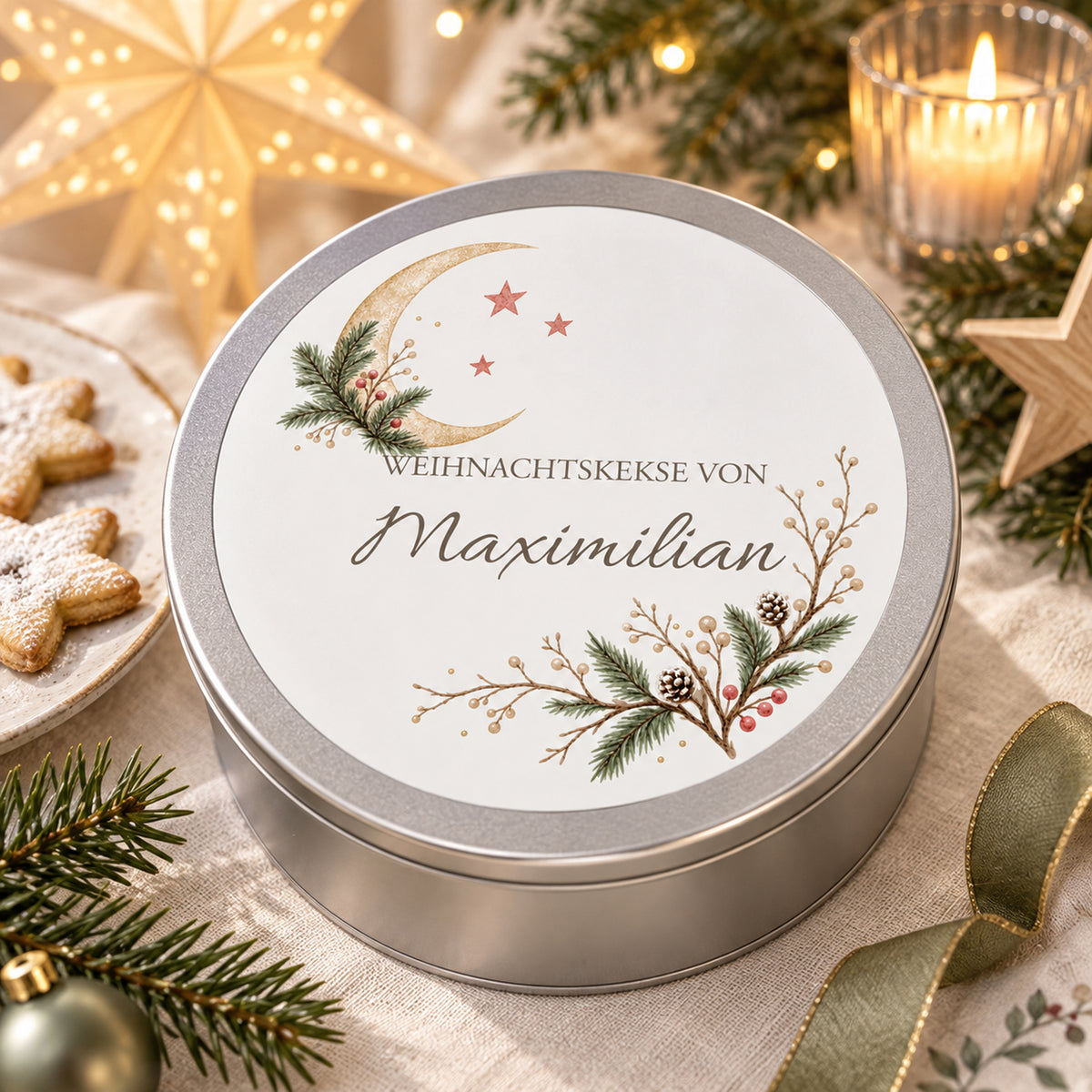 Keksdose mit Mond & Tannenspitzen-Motiv als Weihnachtsgeschenk neben Plätzchen und festlicher Dekoration