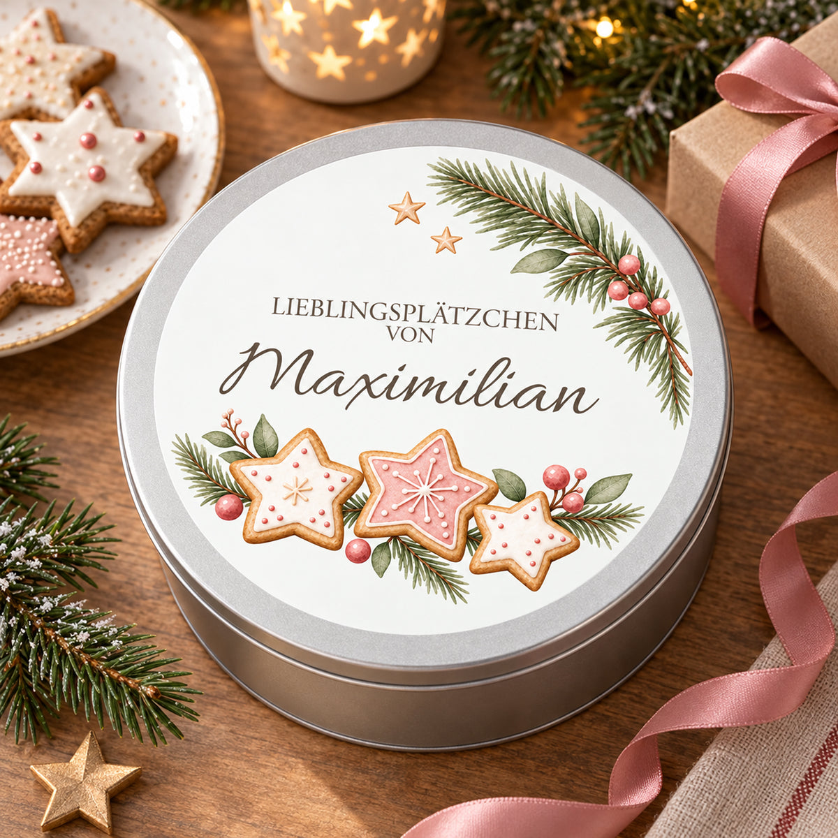 Keksdose mit Kekssterne-Motiv als Weihnachtsgeschenk neben Plätzchen und festlicher Dekoration