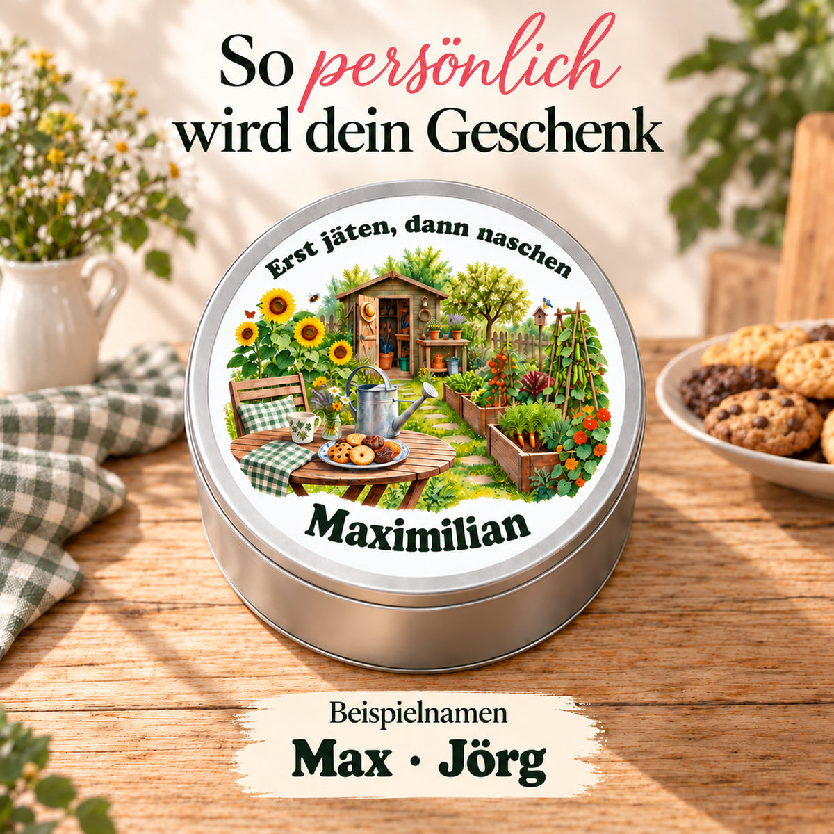 Eine personalisierte Keksdose mit Gartenmotiv; daneben weitere Beispielnamen als Text.