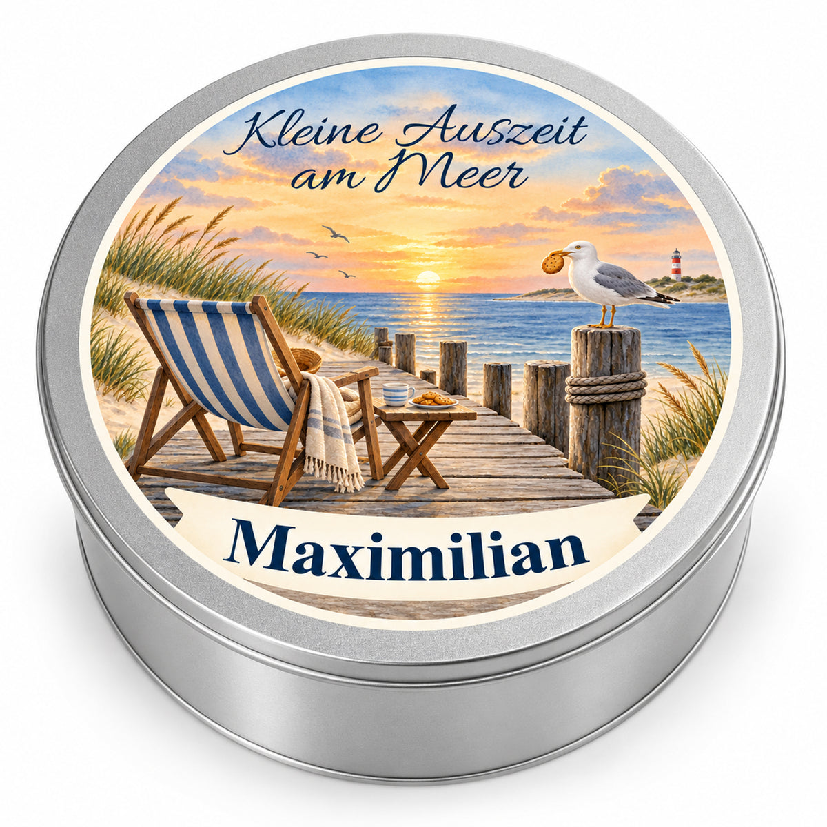 Silberne Keksdose mit personalisiertem Deckel und maritimem Abendpause am Steg-Motiv