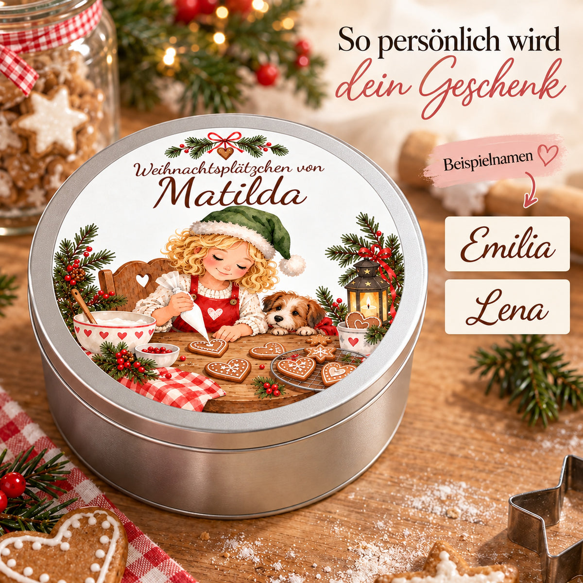 Personalisierte runde Keksdose mit Weihnachtsbäckerin und zwei flachen Feldern für weitere Beispielnamen.