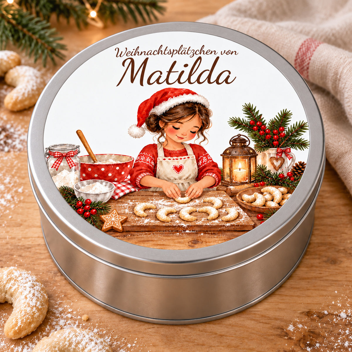 Runde personalisierte Keksdose mit Weihnachtsbäckerin beim Formen von Vanillekipferln.