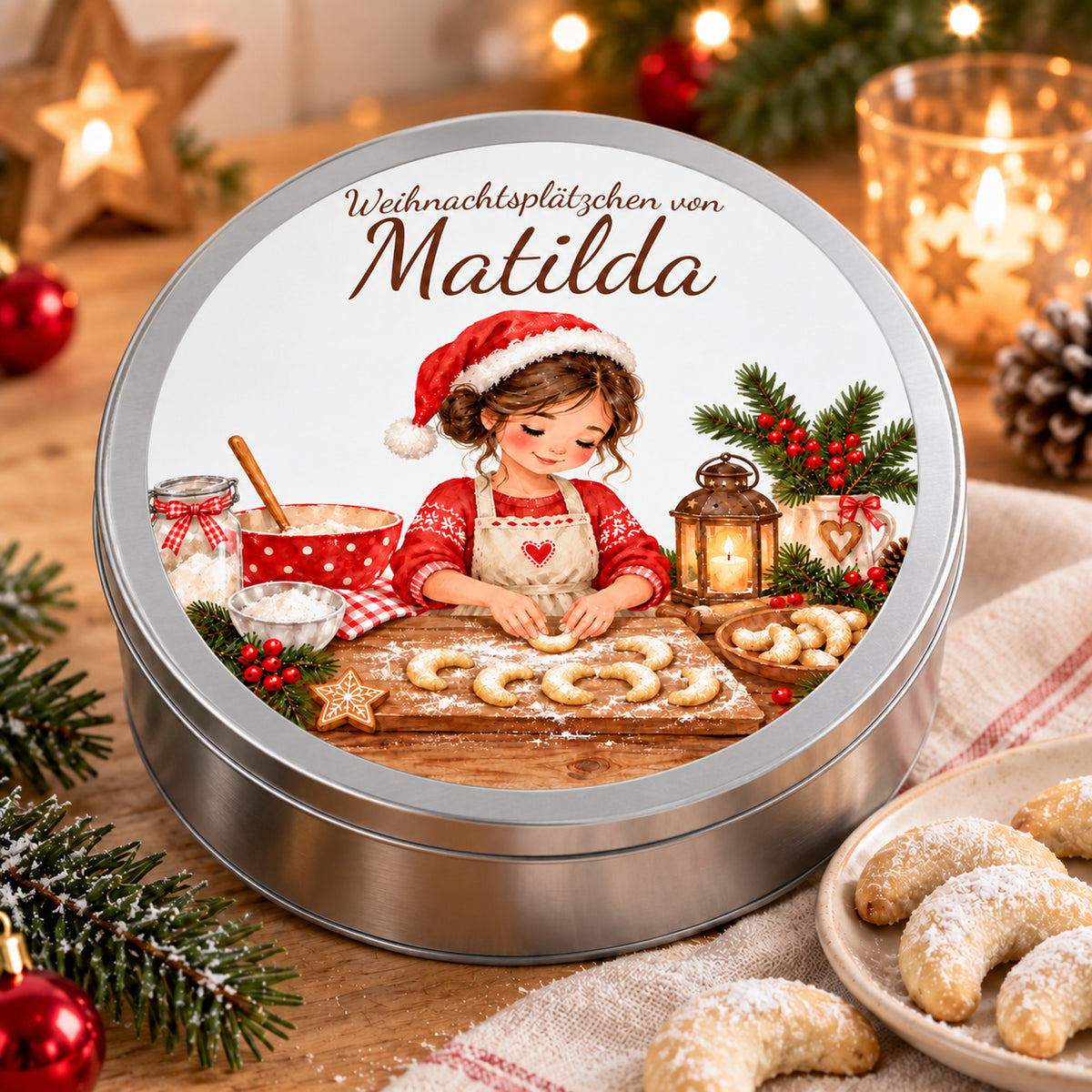 Personalisierte Keksdose mit Weihnachtsbäckerin und Vanillekipferln in einer weihnachtlichen Tischszene.