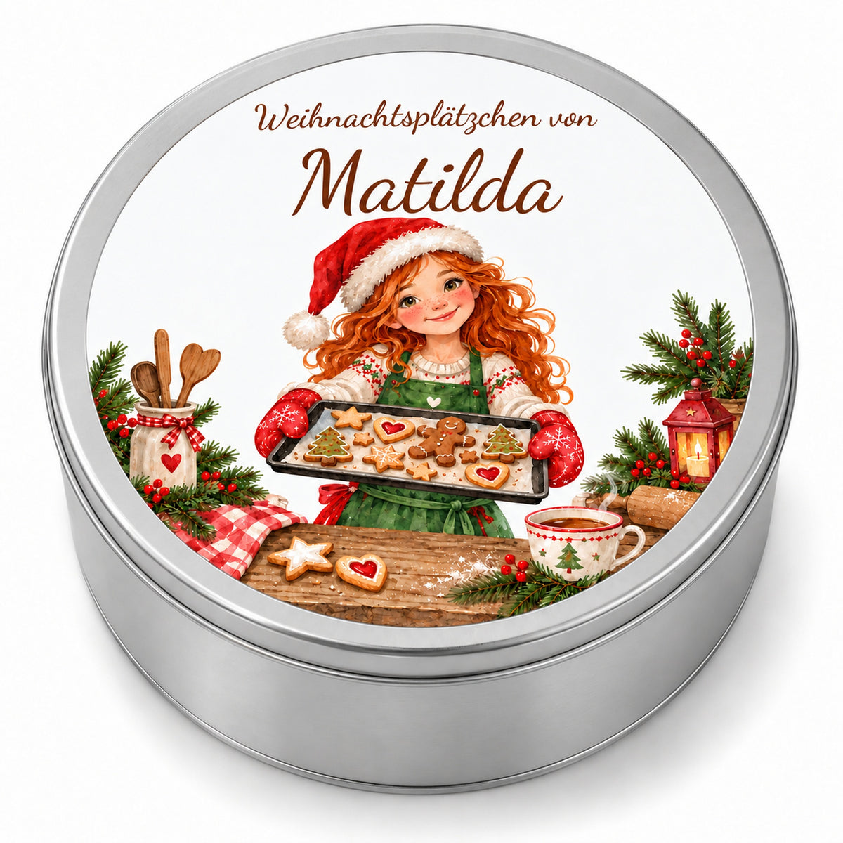 Runde Keksdose mit Weihnachtsbäckerin beim Präsentieren eines Plätzchenblechs und personalisierbarem Namen auf weißem Hintergrund.