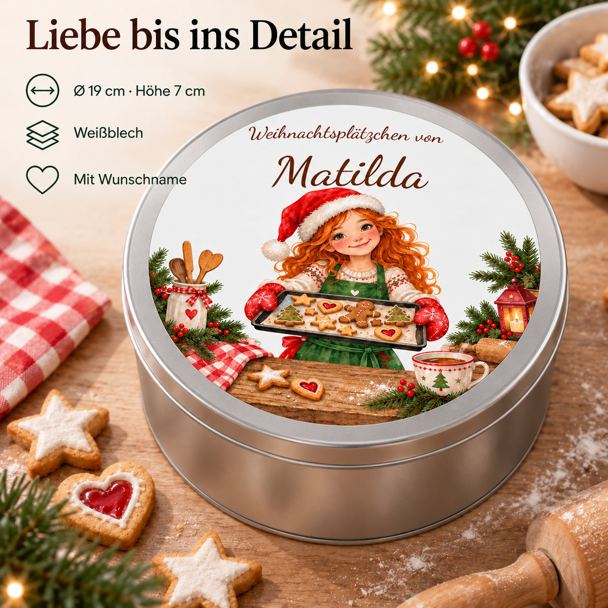 Personalisierbare Keksdose aus Weißblech mit Größenangaben und Weihnachtsbäckerin beim Präsentieren eines Plätzchenblechs.