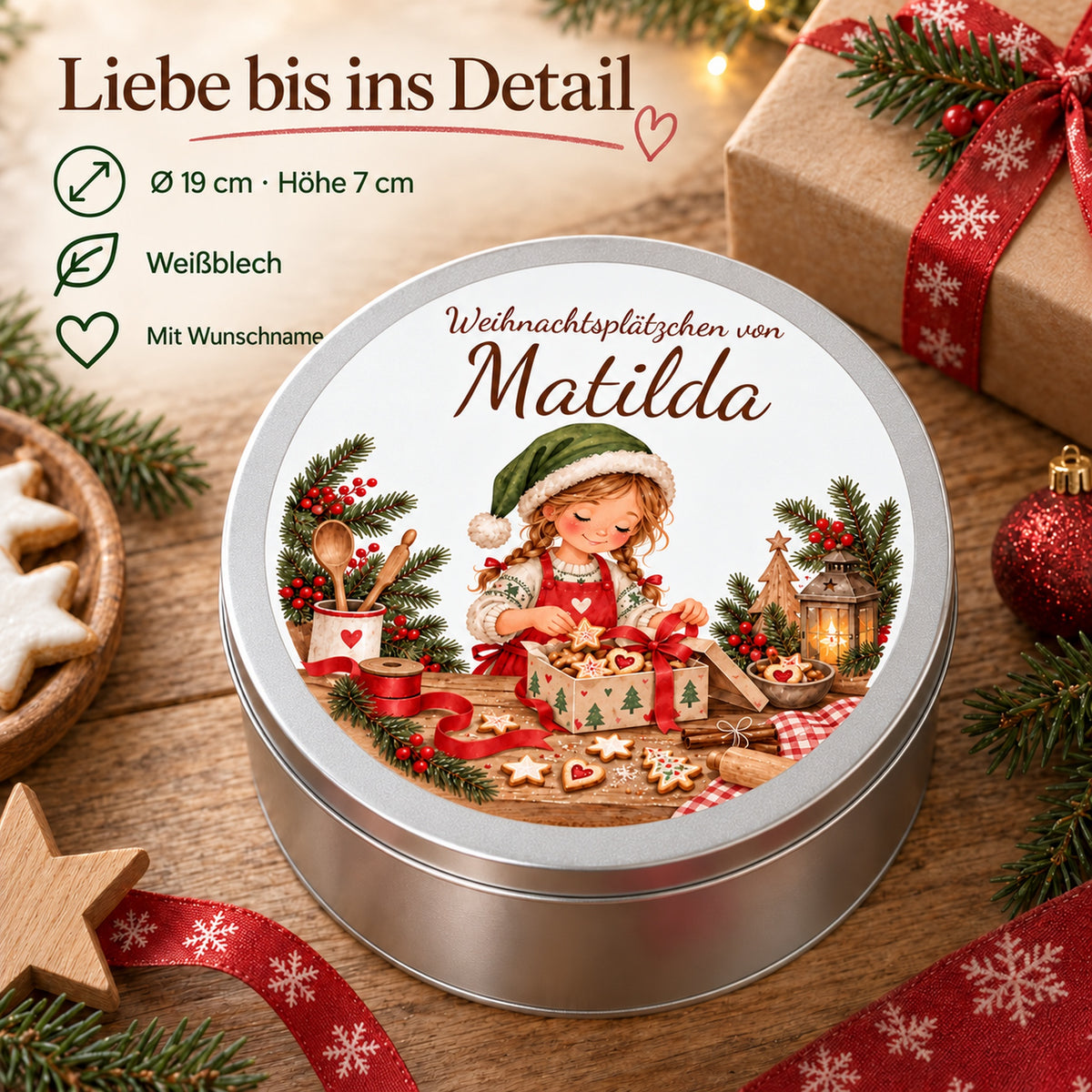 Personalisierbare Keksdose aus Weißblech mit Größenangaben und Weihnachtsbäckerin beim Verpacken eines Keksgeschenks.