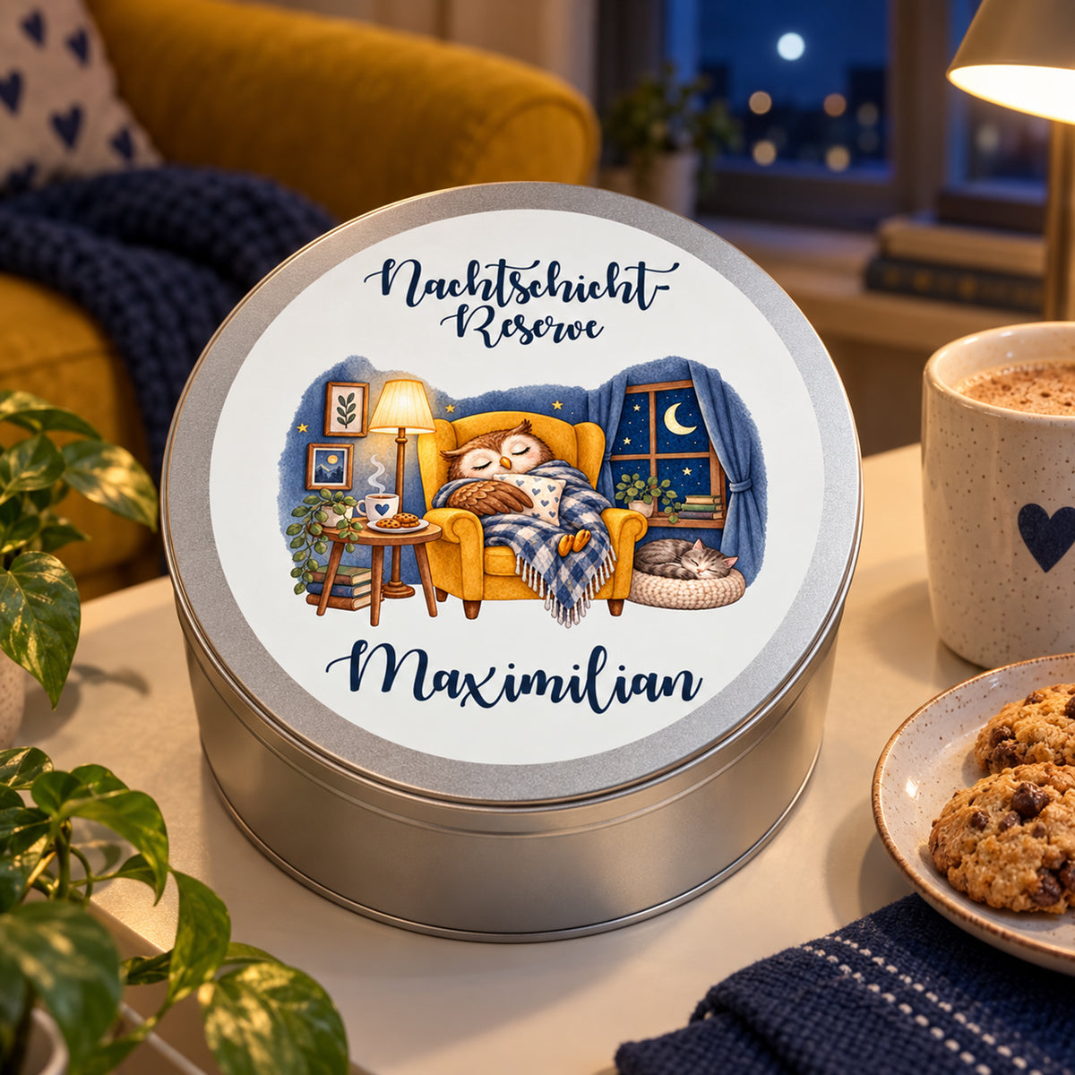 Keksdose Nachtschicht-Reserve – Sessel-Auszeit: Keksdose mit einer Tasse und Keksen am Pausenplatz