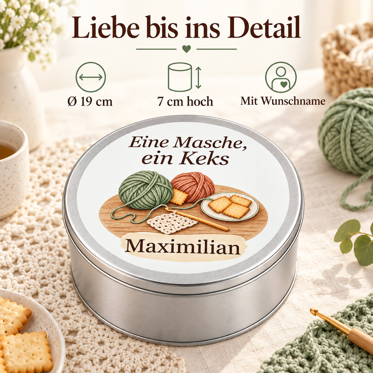 Keksdose mit Häkelmotiv neben den Angaben 19 cm Durchmesser, 7 cm Höhe und Wunschname.