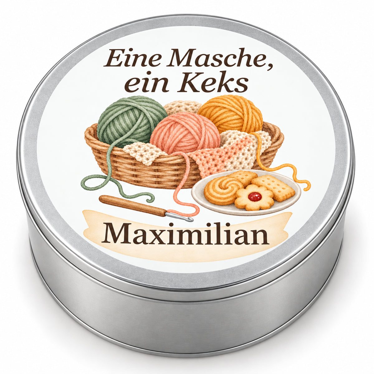Personalisierte Keksdose mit Wollkorb, Häkelstück und Keksteller und Namensfeld auf weißem Hintergrund.