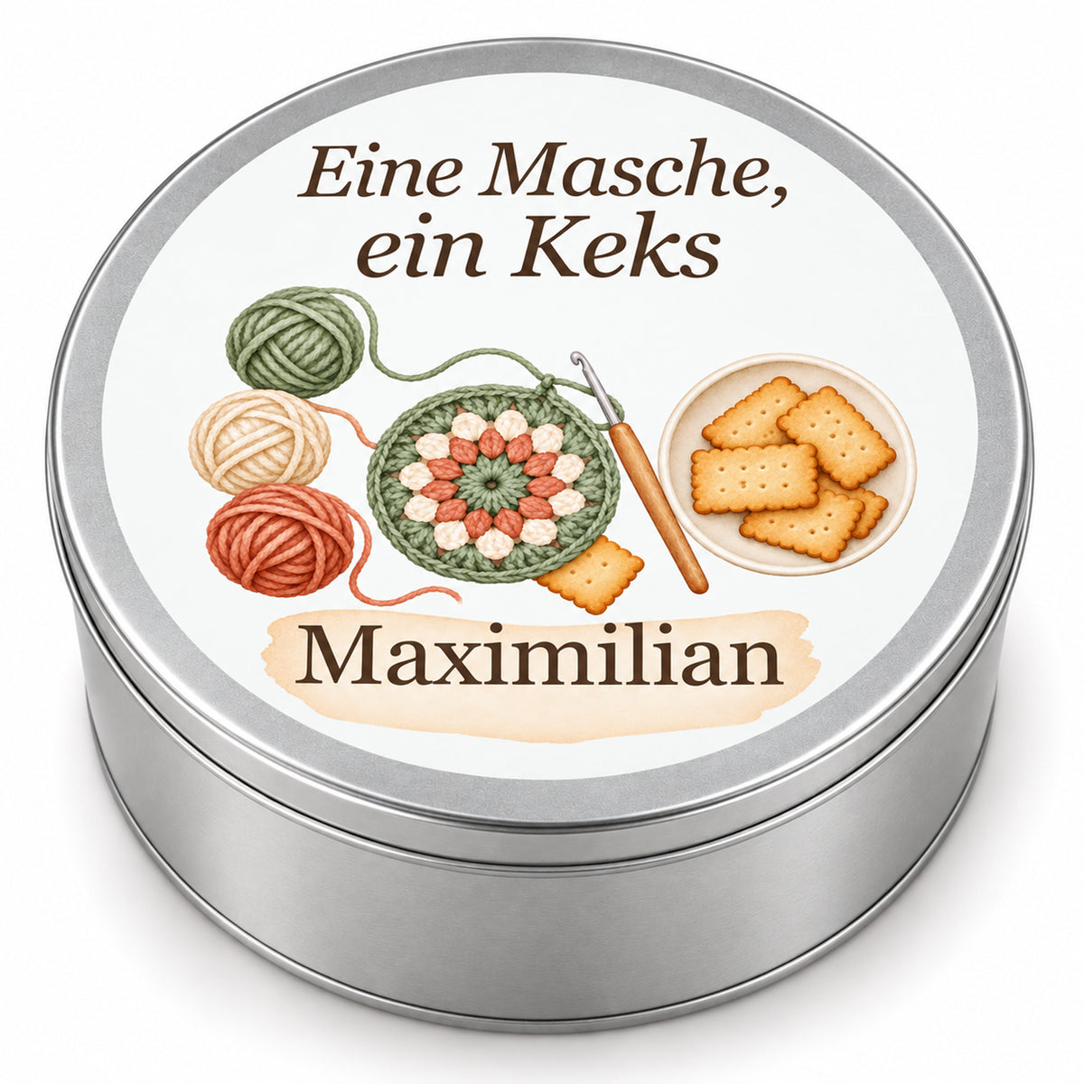 Personalisierte Keksdose mit rundem Häkelstück, Wollknäueln und Keksen und Namensfeld auf weißem Hintergrund.