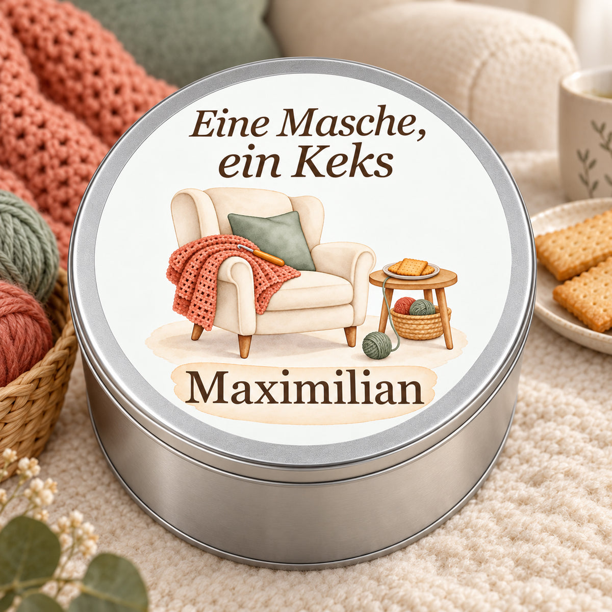 Nahansicht der Keksdose mit Sessel, Beistelltisch und Wollkorb, Spruch und Namensfeld.