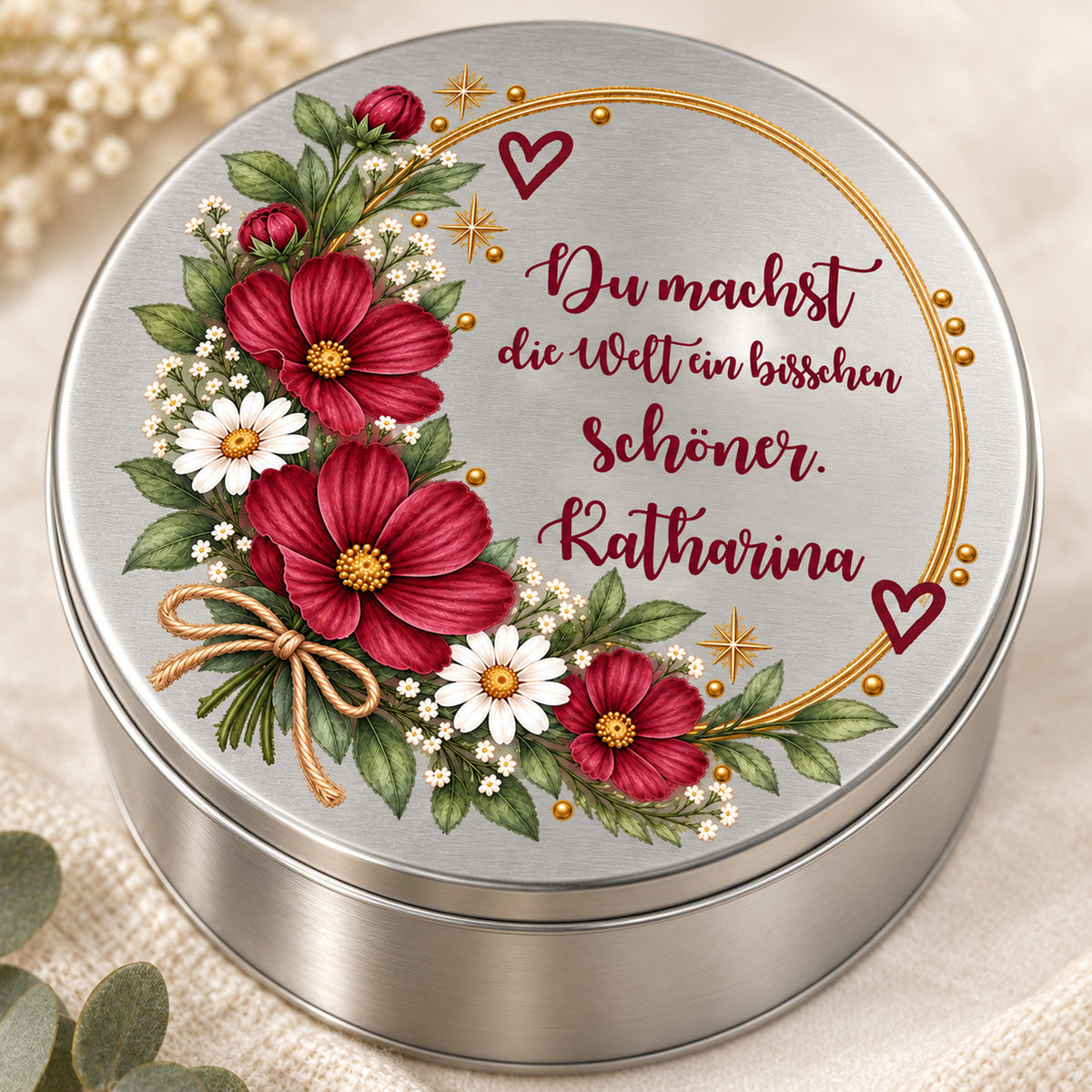 Nahansicht des bedruckten Deckels mit Blumen, Spruch und Name – Motiv „Welt schöner“