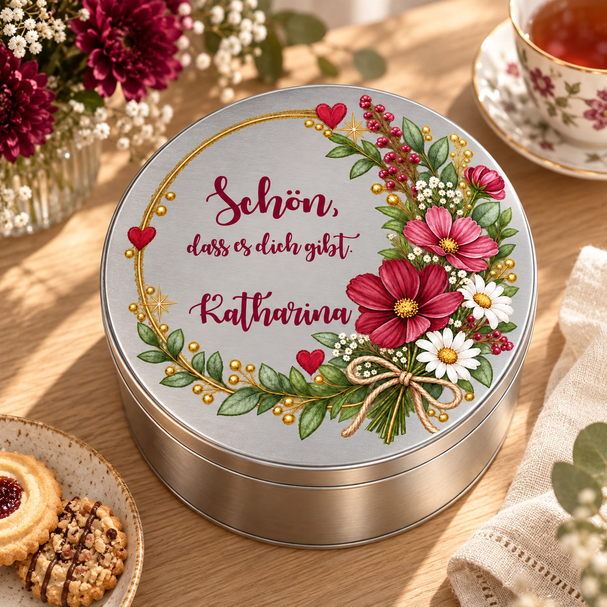 Blumen-Keksdose neben Tee, Keksen und Blumen auf einem Holztisch – Motiv „Schön, dass es dich gibt“