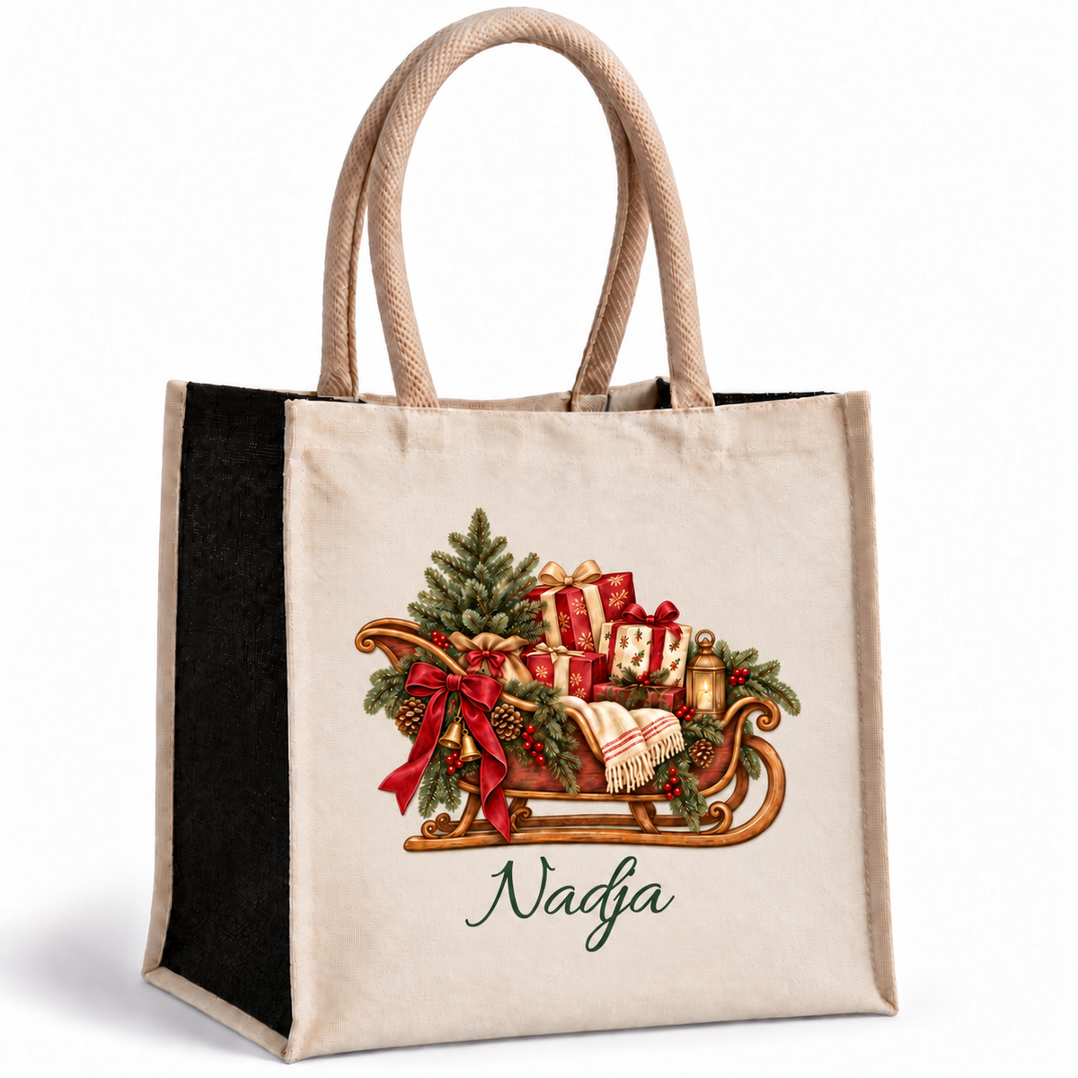 Naturfarbene Weihnachtstasche mit schwarzen Seiten, Geschenkschlitten-Motiv und personalisiertem Namenszug vor weißem Hintergrund